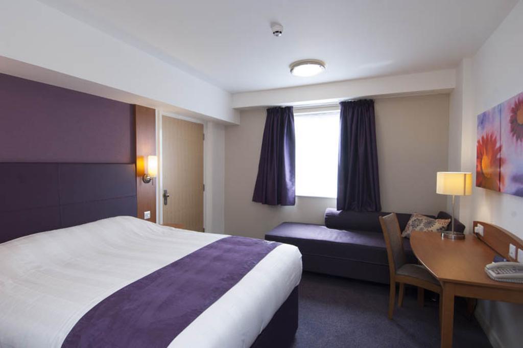 Premier Inn London Gatwick Airport - Manor Royal Crawley  Exterior foto