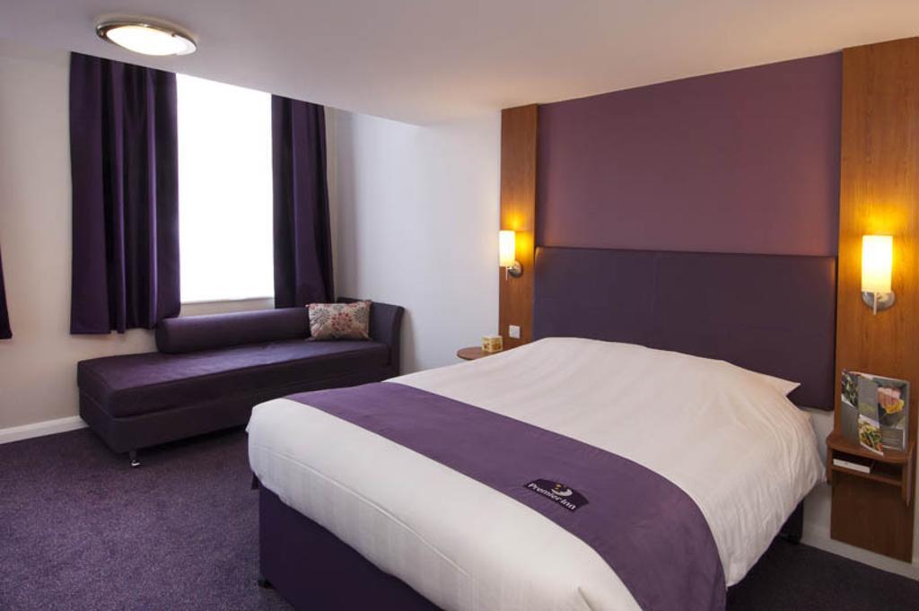 Premier Inn London Gatwick Airport - Manor Royal Crawley  Exterior foto