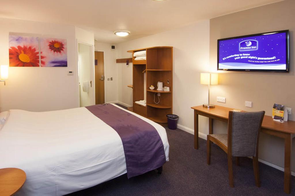 Premier Inn London Gatwick Airport - Manor Royal Crawley  Exterior foto